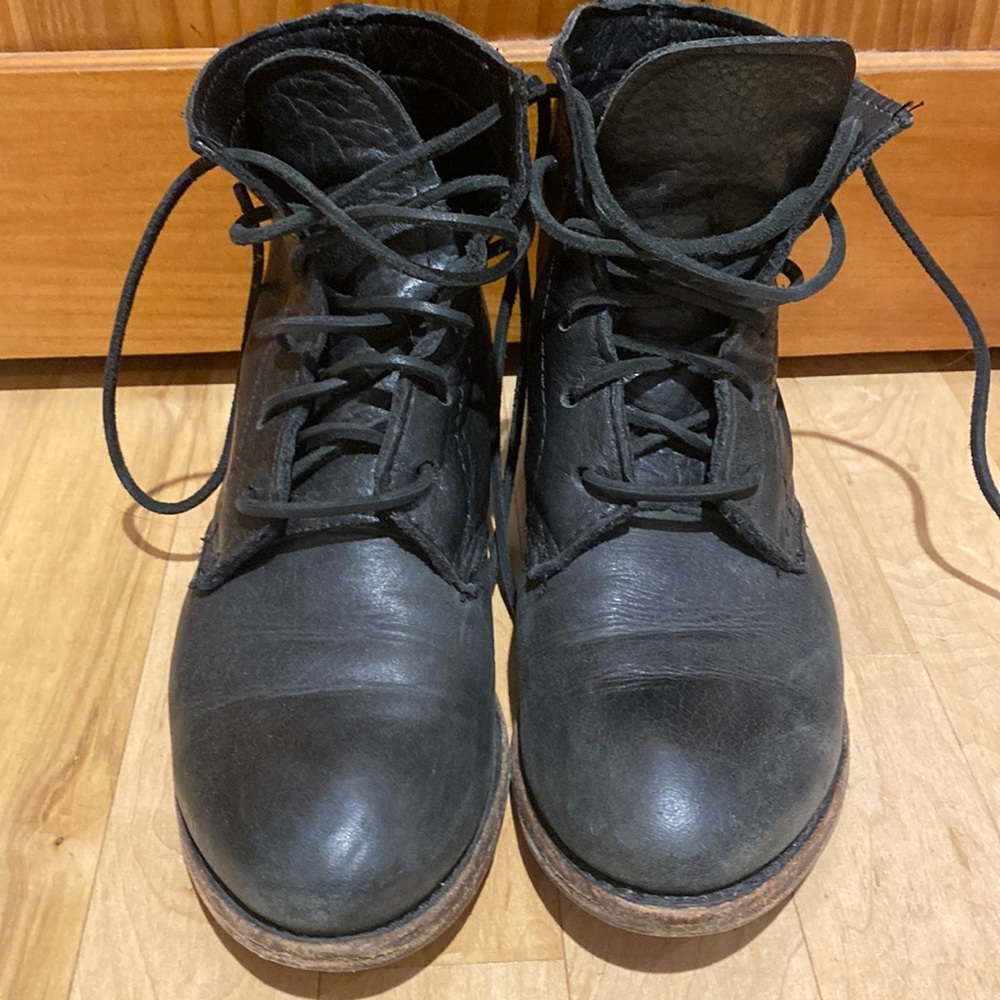 SALE Vintage Shoe Company Lilly boots in black full grain leather, size 6.5💕